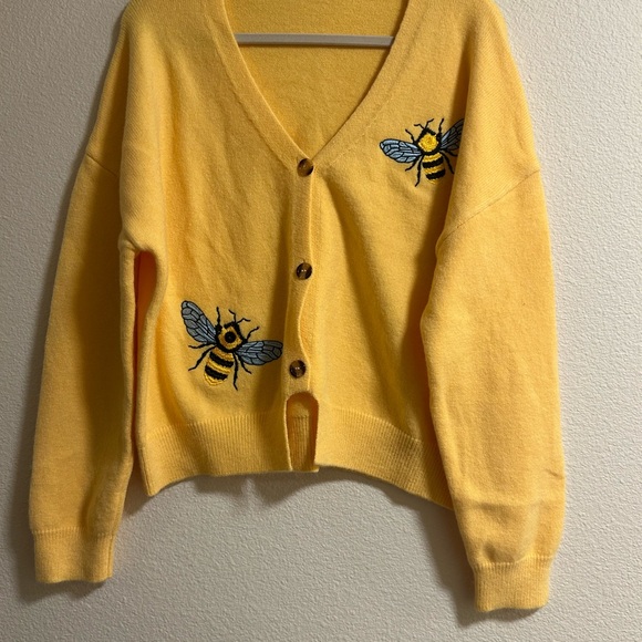 NWOT ADORABLE BEE SWEATER XL
The label says XXL but it looks more like a XL - Picture 5 of 5